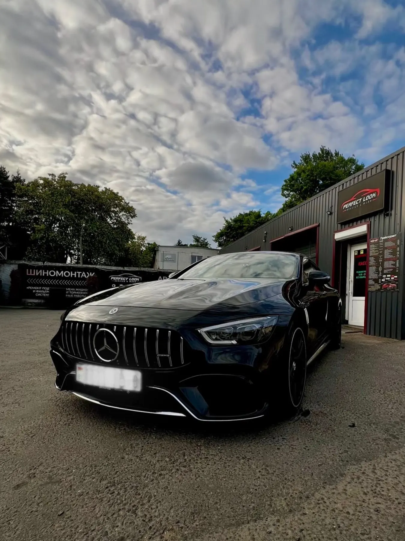 Mercedes-AMG GT 4-Door у бокса