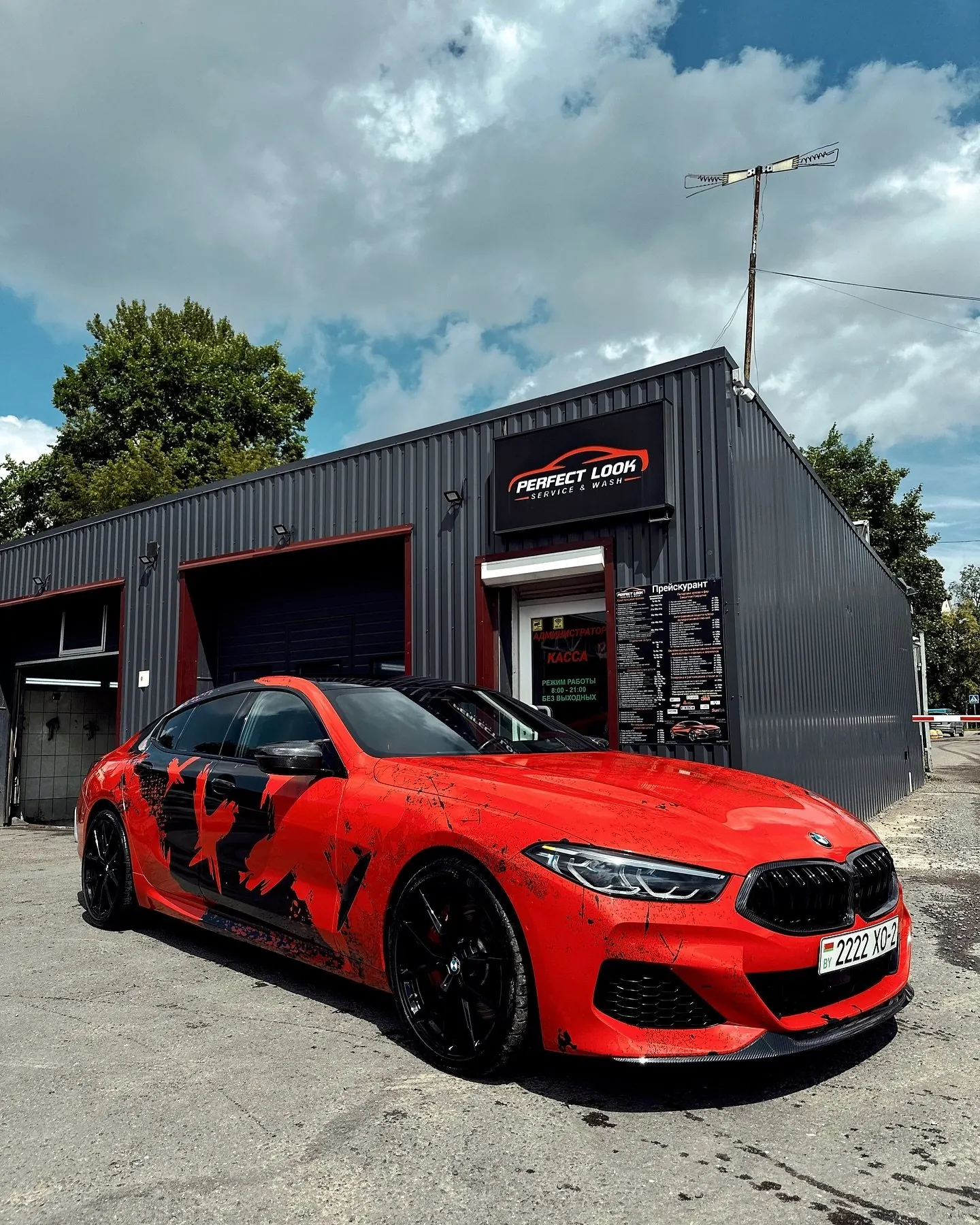 BMW 850i Gran Coupe в красной плёнке с рисунком