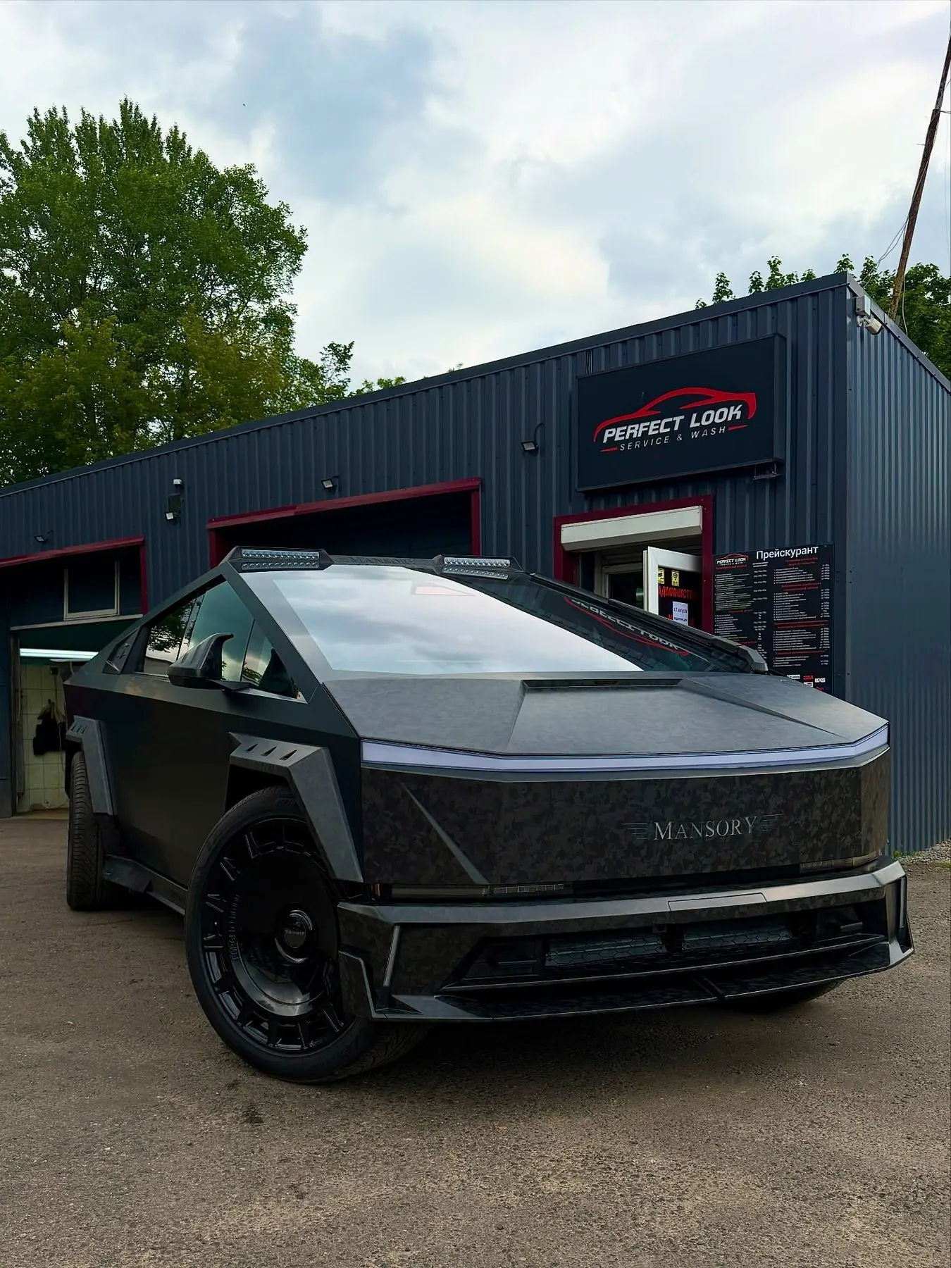Tesla Cybertruck в чёрной матовой плёнке