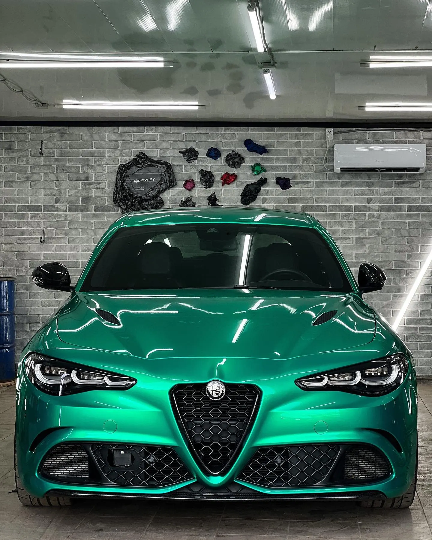Alfa Romeo Giulia Quadrifoglio в зелёной плёнке
