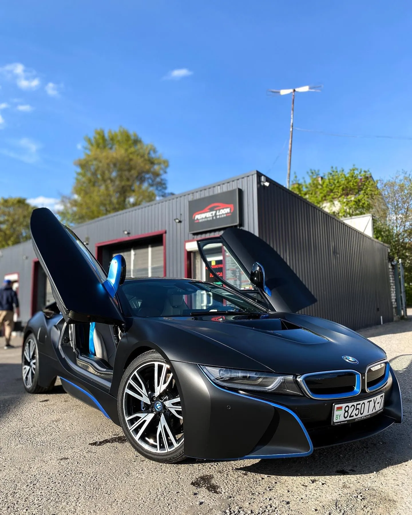 BMW i8 у бокса